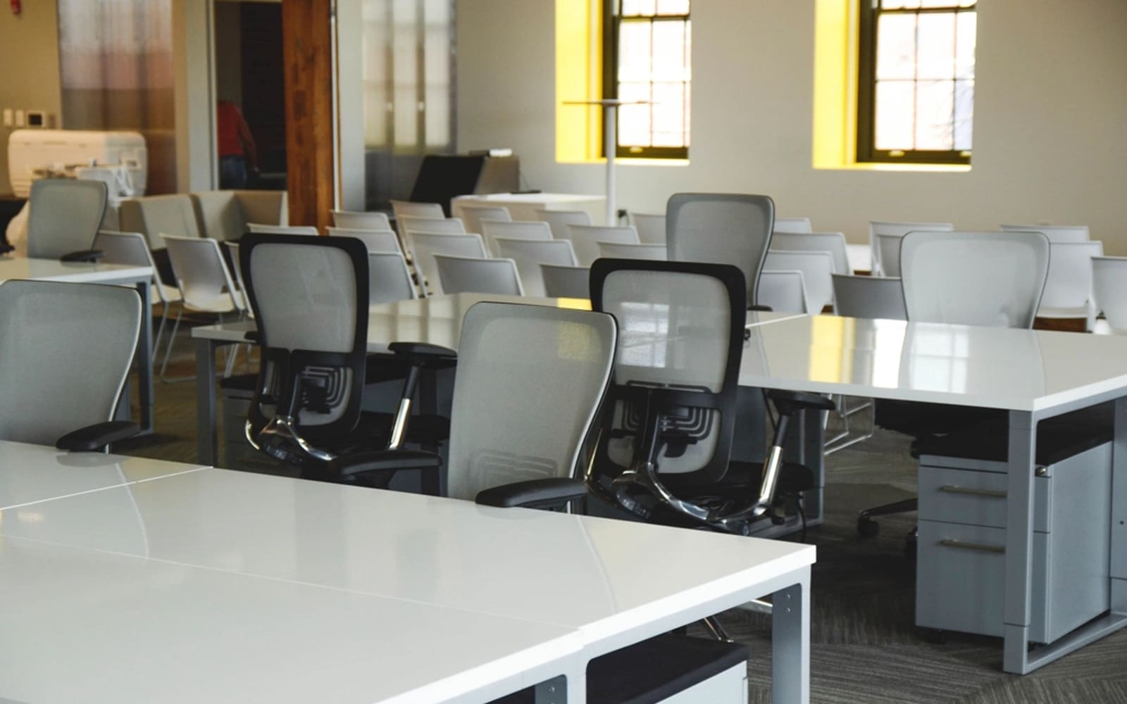 Bureau paysager lumineux avec postes de travail dégagés